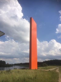 Blick auf die Skulptur "Rheinorange" in Duisburg-Kaßlerfeld