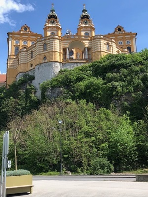 Blick auf das hochragende Stift Melk