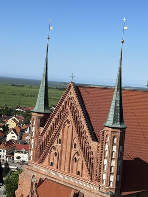 Blick auf Türme und den Giebel einer gotischen Kirche auf der Radreise Danzig, Ermland und Masuren