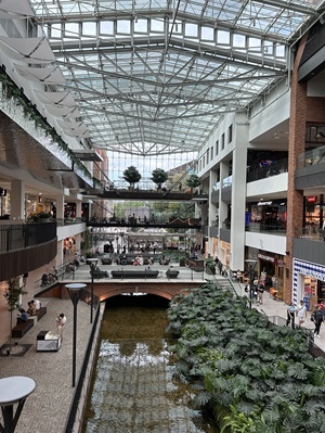 Blick in das Einkaufszentrum Forum Danzig mit internationalen Markengeschäften und Restaurants