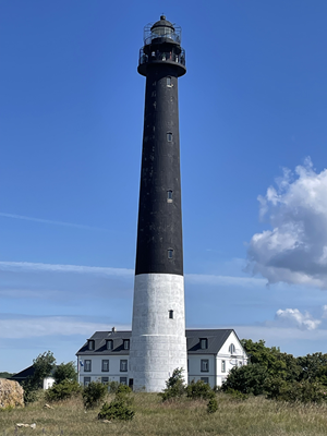 Blick auf den schwarz-weißen Leuchtturm in Sõrve im Baltikum in Estland