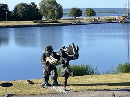 Blick auf die Bronzeskulptur in Kuresaare auf der Insel Saaremaa in Estland, welche den Held der estnischen Mythologie Suur Tyl mit seiner Faur Piret zeigt.