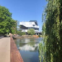 Blick über die Brücke vom Neckar zur Experimenta in Heilbronn