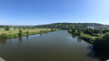 Blick von einer Brücke über die Landschaft des Neckars
