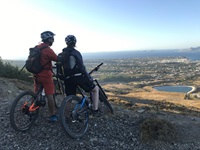 Zwei Mountainbiker blicken in die Landschaft der Griechischen Ägäis Mitte