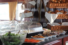 Das Frühstücksbuffet an Bord der MS Bordeaux.