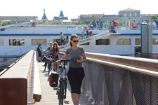 Die Gäste der MS Bordeaux verlassen das Schiff für die tägliche Radtour.