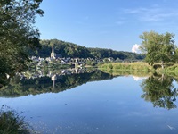 Blick über die Loire zu einem kleinen Städtchen