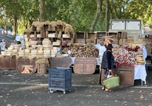 Ein Markt mit Käselaiben, Baguette und Salami in der Loire