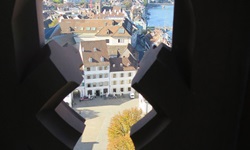Basel durch das Fenster eines der Münstertürme gesehen.