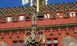 Das schmucke rote Rathaus von Basel mit seinem goldenen Türmchen.