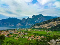 Weinberge, bunte Häuser und hohe Berge: Idylle pur am Gardasee.