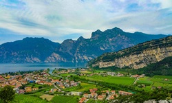Weinberge, bunte Häuser und hohe Berge: Idylle pur am Gardasee.