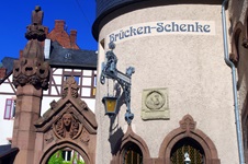Detailbild des ehemaligen Restaurants "Brücken-Schenke" im Brückentor, dem Wahrzeichen von Traben-Trarbach