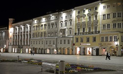 Die nächtlich beleuchtete Fußgängerzone von Linz.