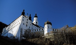 Blick auf das bekannte Kloster Marienburg in Bozen