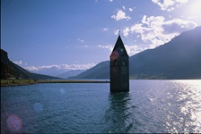 Blick auf den Kirchturm, der aus dem Reschensee ragt