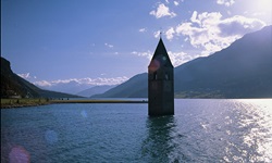 Blick auf den Kirchturm, der aus dem Reschensee ragt