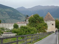 Blick auf die Türme der Stadtmauer von Glurns, eine der kleinsten Stadt der Alpen