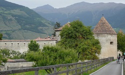 Blick auf die Türme der Stadtmauer von Glurns, eine der kleinsten Stadt der Alpen