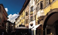 Blick auf die Fußgängerzone der Innenstadt von Bozen
