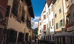 Blick auf die Fußgängerzone mit Café und Tabakladen in der Innenstadt von Bozen