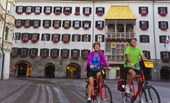 Zwei Radler vor dem Goldenen Dachl von Innsbruck.