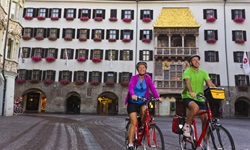 Zwei Radler vor dem Goldenen Dachl von Innsbruck.