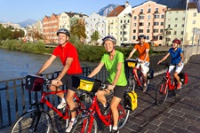 Eine Gruppe Radfahrer überquert bei Salzburg den Inn.