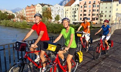 Eine Gruppe Radfahrer überquert bei Salzburg den Inn.