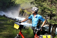 Ein Radfahrer bestaunt die Krimmler Wasserfälle.