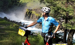 Ein Radfahrer bestaunt die Krimmler Wasserfälle.