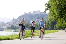 Drei Radlerinnen auf einem Radweg bei Salzburg.