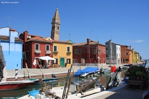 Blick auf bunte Häuserfassade auf der Insel Burano in Venedig