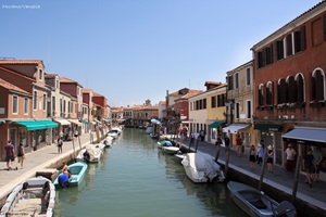 Kanal mit Booten und Blick auf Häuserfassaden auf der Insel Murano in Venedig