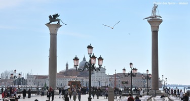 Blick zu den Monolithsäulen auf dem Markusplatz in Venedig