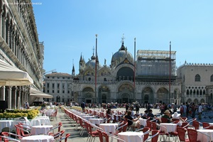 Markusplatz in Venedig mit Blick auf die Basilika von San Marco
