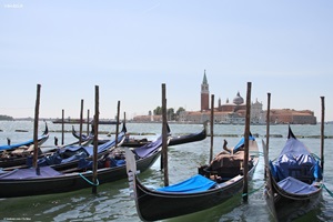 Einige Gondeln auf dem Meer mit Blick auf Venedig