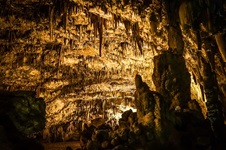 Eien gigantische Tropfsteinhöhle mit vielen Stalagtiten und Stalagmiten auf einer Ionischen Insel in Griechenland