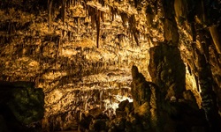 Eien gigantische Tropfsteinhöhle mit vielen Stalagtiten und Stalagmiten auf einer Ionischen Insel in Griechenland