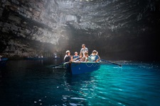Der See der Melissani-Höhle auf der Insel Kefalonia mit einem Touristenboot