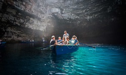 Der See der Melissani-Höhle auf der Insel Kefalonia mit einem Touristenboot