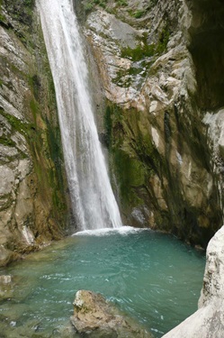Ein Wasserfall bei Nidri in der Stadt Lefkas stürzt einen Felsen hinab