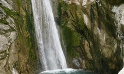 Ein Wasserfall bei Nidri in der Stadt Lefkas stürzt einen Felsen hinab