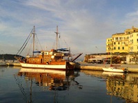 Die Motorsegelyacht Panagiota liegt im Hafen von Korfu vor Anker.