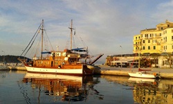 Die Motorsegelyacht Panagiota liegt im Hafen von Korfu vor Anker.