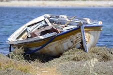 Ein altes Fischerboot an Land