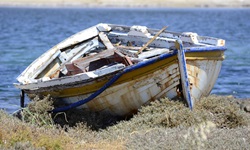 Ein altes Fischerboot an Land