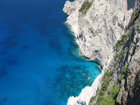 Türkisblaues Meer mit einer Steilküste bei den Ionischen Inseln