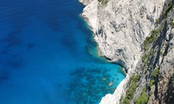 Türkisblaues Meer mit einer Steilküste bei den Ionischen Inseln